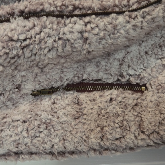 ULTRA SOFT PLUSH plum color sherpa material women's medium vest - Picture 3 of 5